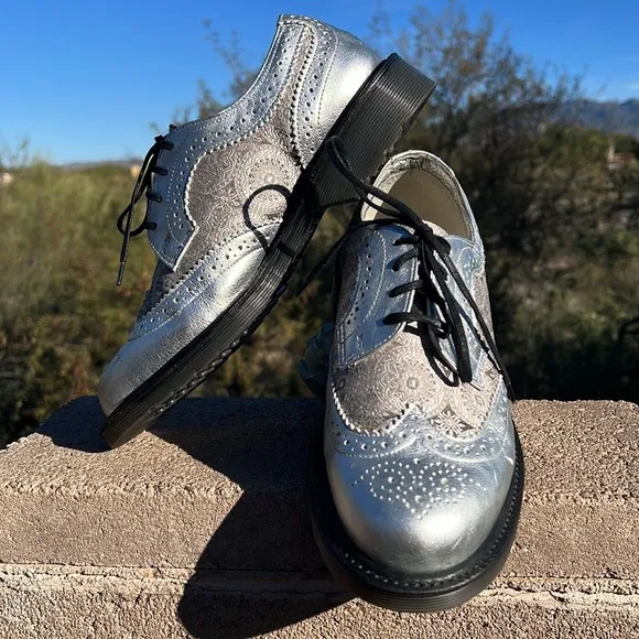 🏴󠁧󠁢󠁥󠁮󠁧󠁿 Dr. Martens Silver MIE Medallion Brogue Wingtip Oxfords UK 5