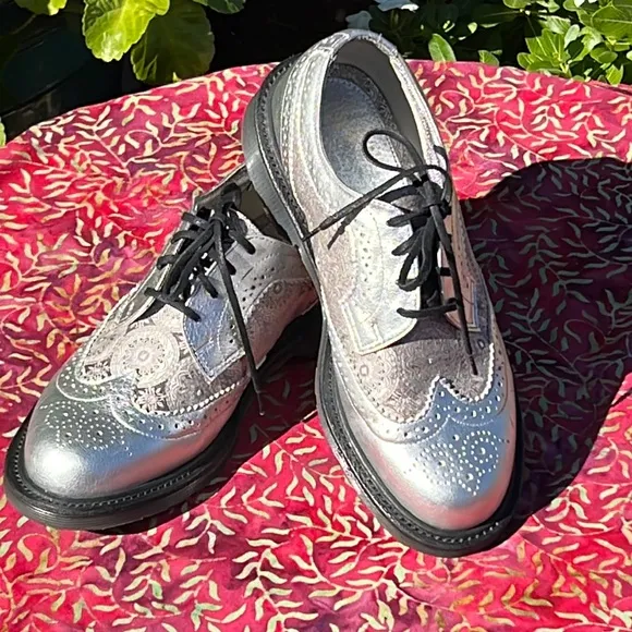 🏴󠁧󠁢󠁥󠁮󠁧󠁿 Dr. Martens Silver MIE Medallion Brogue Wingtip Oxfords UK 5