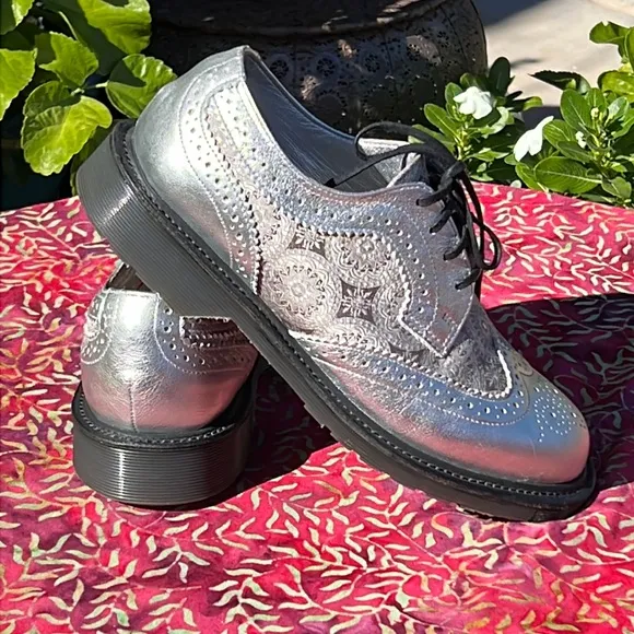 🏴󠁧󠁢󠁥󠁮󠁧󠁿 Dr. Martens Silver MIE Medallion Brogue Wingtip Oxfords UK 5