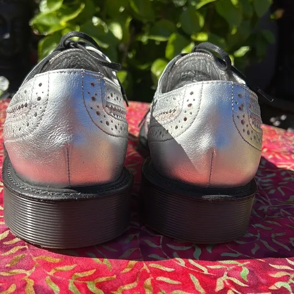 🏴󠁧󠁢󠁥󠁮󠁧󠁿 Dr. Martens Silver MIE Medallion Brogue Wingtip Oxfords UK 5