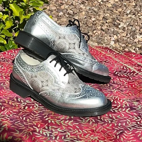 🏴󠁧󠁢󠁥󠁮󠁧󠁿 Dr. Martens Silver MIE Medallion Brogue Wingtip Oxfords UK 5