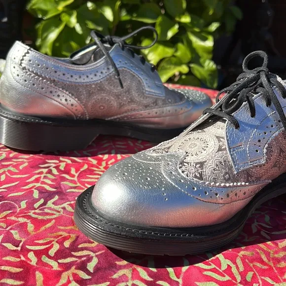 🏴󠁧󠁢󠁥󠁮󠁧󠁿 Dr. Martens Silver MIE Medallion Brogue Wingtip Oxfords UK 5