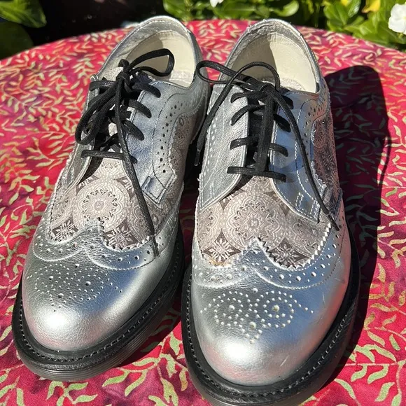 🏴󠁧󠁢󠁥󠁮󠁧󠁿 Dr. Martens Silver MIE Medallion Brogue Wingtip Oxfords UK 5