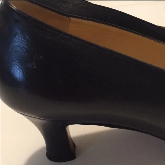 👠 Gucci black leather kitten heels 🔥