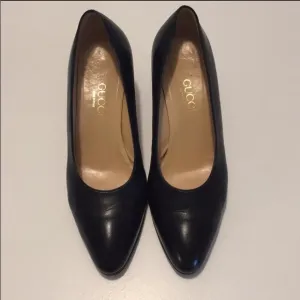 👠 Gucci black leather kitten heels 🔥