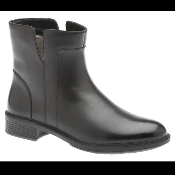 - NWOB Umberto Raffini Black Trina Leather Pull-on Boot Plush Lined