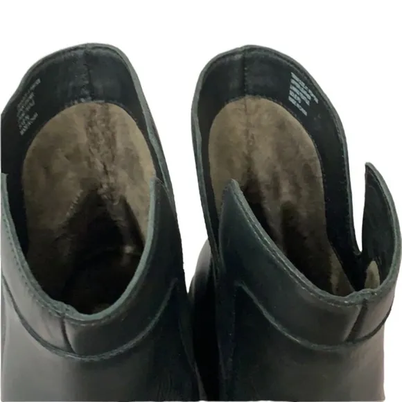 - NWOB Umberto Raffini Black Trina Leather Pull-on Boot Plush Lined