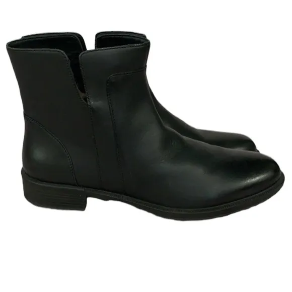 - NWOB Umberto Raffini Black Trina Leather Pull-on Boot Plush Lined