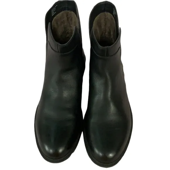 - NWOB Umberto Raffini Black Trina Leather Pull-on Boot Plush Lined