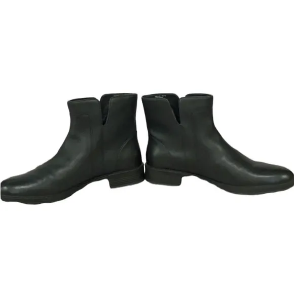 - NWOB Umberto Raffini Black Trina Leather Pull-on Boot Plush Lined