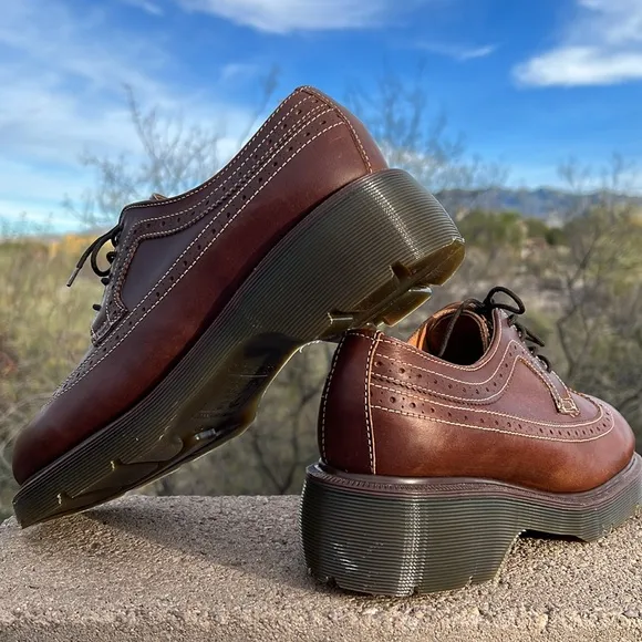 🏴󠁧󠁢󠁥󠁮󠁧󠁿 Vintage Dr. Martens MIE Platform Babydoll Brogue Brown Wingtips UK 7