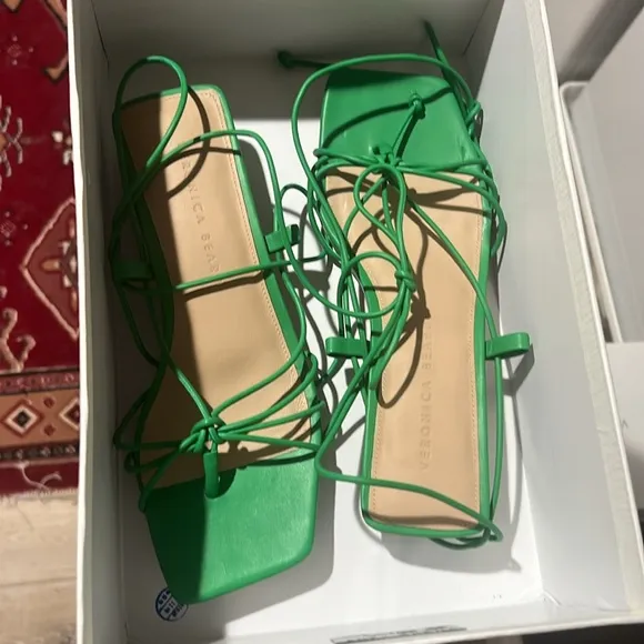 1 hour sale. Veronica Beard, green, leather kitten heels, GORGEOUS