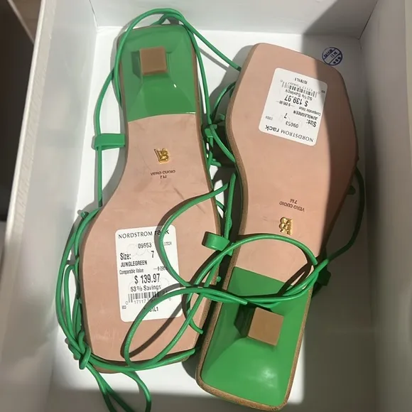 1 hour sale. Veronica Beard, green, leather kitten heels, GORGEOUS