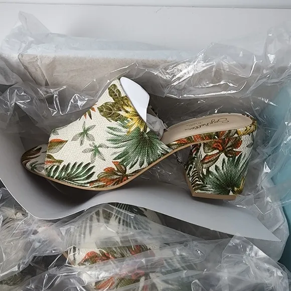 ⭐️40% Off⭐️ Seychelles Commute Peep Toe Mules in Tropical Print