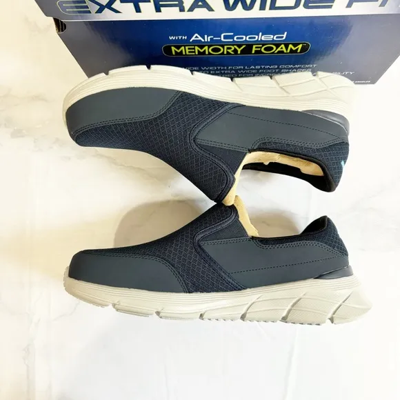 534. Skechers Navy Blue Gray Mens 8 Sneakers Slip-On Extra Wide Fit Lightweight