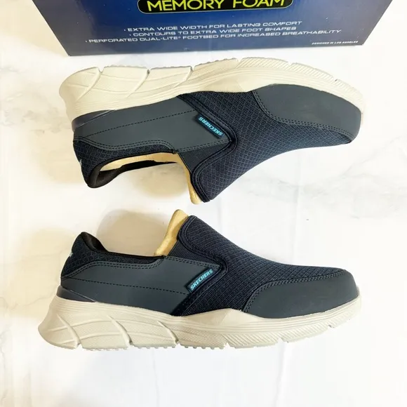 534. Skechers Navy Blue Gray Mens 8 Sneakers Slip-On Extra Wide Fit Lightweight