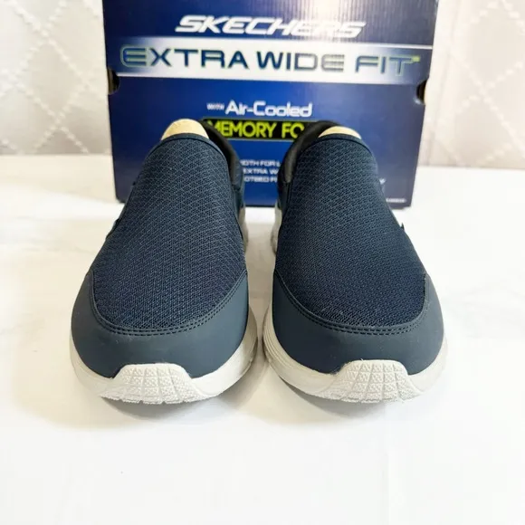 534. Skechers Navy Blue Gray Mens 8 Sneakers Slip-On Extra Wide Fit Lightweight