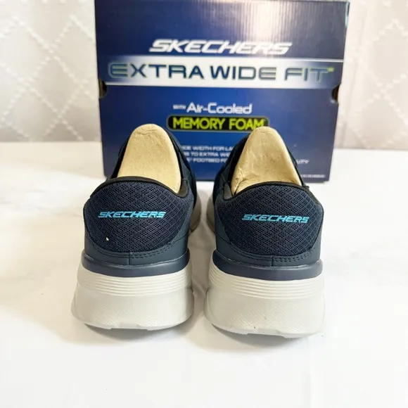 534. Skechers Navy Blue Gray Mens 8 Sneakers Slip-On Extra Wide Fit Lightweight