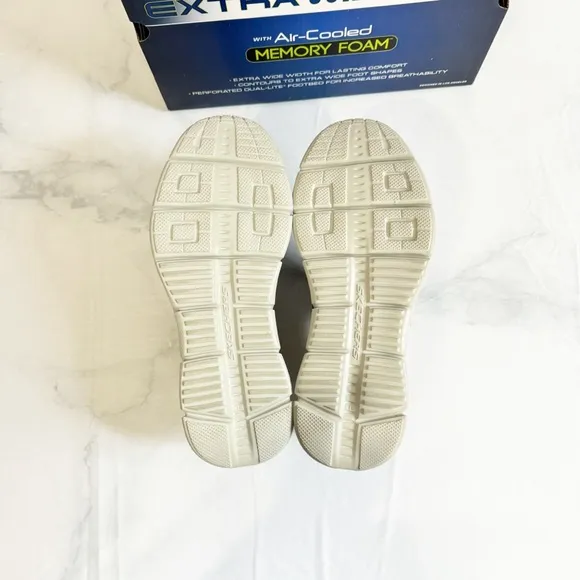 534. Skechers Navy Blue Gray Mens 8 Sneakers Slip-On Extra Wide Fit Lightweight