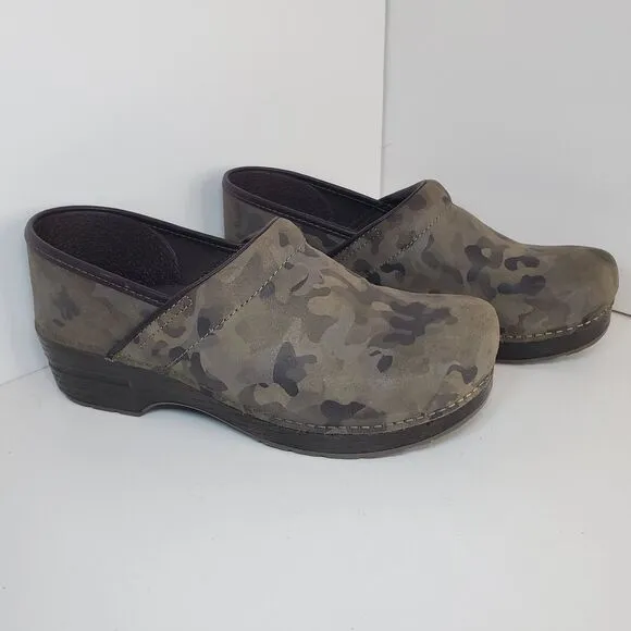 8495 Dansko Womens Professional Suede Camo Soft Clogs Size 41 EU 9.5 US Nurse