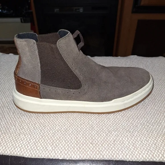 A pair of Stacy Adam's men's slip-on booties in a size 10M. EUC