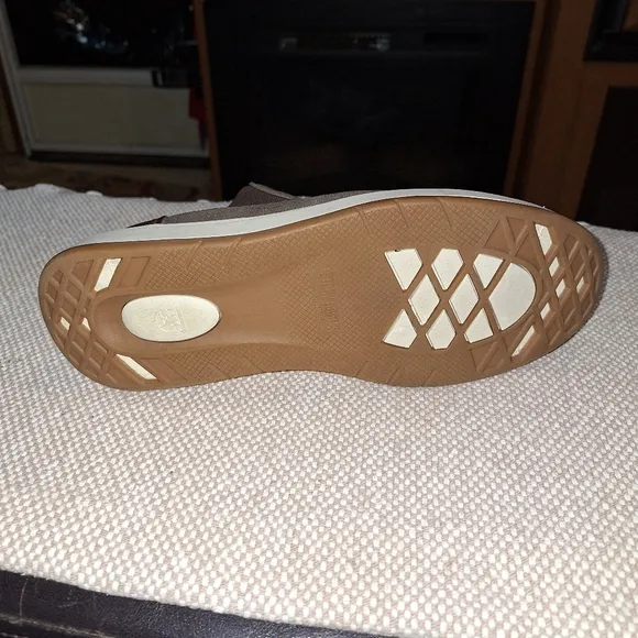 A pair of Stacy Adam's men's slip-on booties in a size 10M. EUC