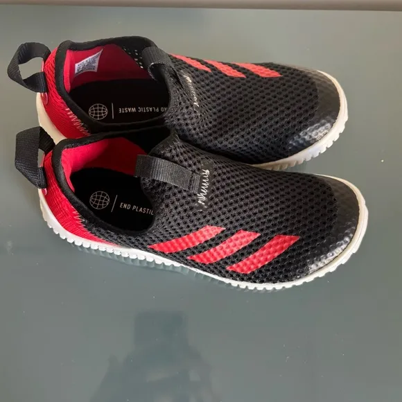 Adidas Kids Rapidazen Slip-on mesh Sneakers Size 2 Sand to water Almost like new