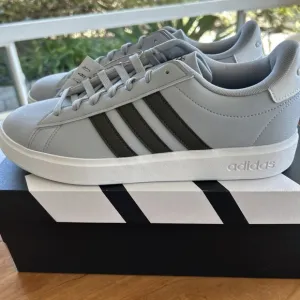 Adidas men's Sz 10 Grand Court 2.0 Gray White Olive Shoes Sneaker ID4468 NEW