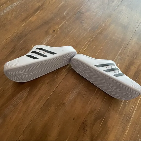 adidas Unisex Adilette Clogs Slide Sandal US men 9 US women 10 Brand New