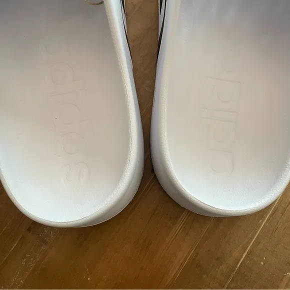 adidas Unisex Adilette Clogs Slide Sandal US men 9 US women 10 Brand New