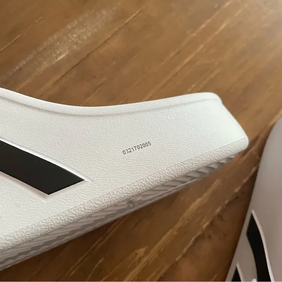 adidas Unisex Adilette Clogs Slide Sandal US men 9 US women 10 Brand New