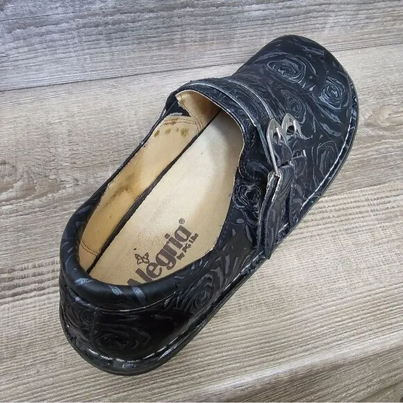 Alegria Alli Rose Embossed Comfort Clogs, black with silver roses size 41