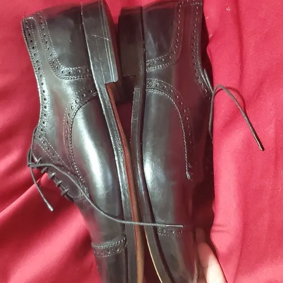 Allen edmonds Sanford black leather perforated cap toe oxfords
