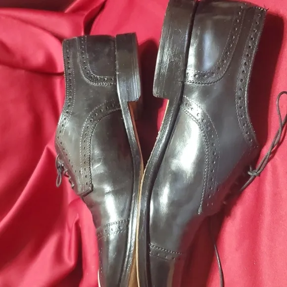 Allen edmonds Sanford black leather perforated cap toe oxfords