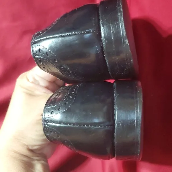 Allen edmonds Sanford black leather perforated cap toe oxfords