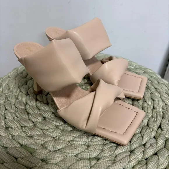 Alohas Twist Strap Mules In Ivory Vegan Leather Square Toe Heel Sandal NWOB