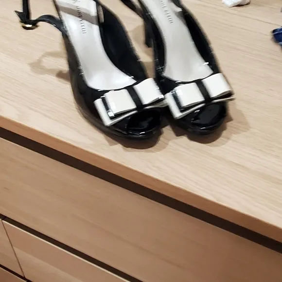 Anne Klein  black patent leather open  toe slingback with bow