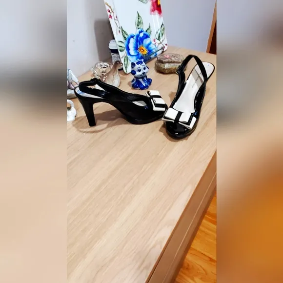 Anne Klein  black patent leather open  toe slingback with bow