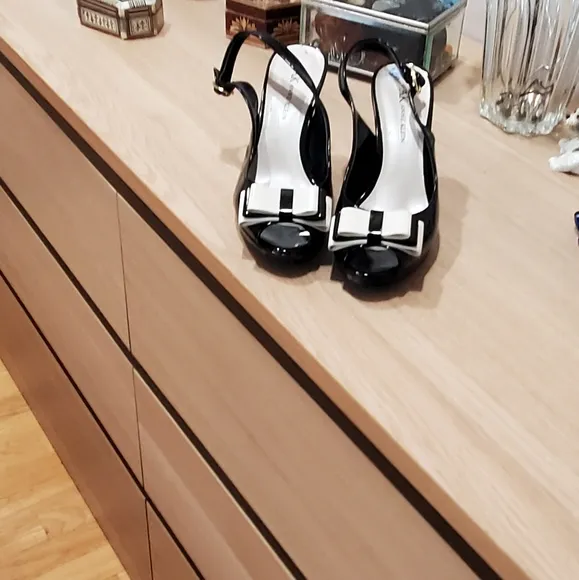 Anne Klein  black patent leather open  toe slingback with bow