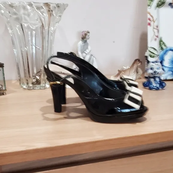 Anne Klein  black patent leather open  toe slingback with bow
