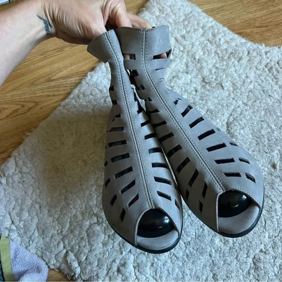 Arche Women Soft Gray Suede Lazer Cut Back Zipper Closure Peep Toe Kitten Heels