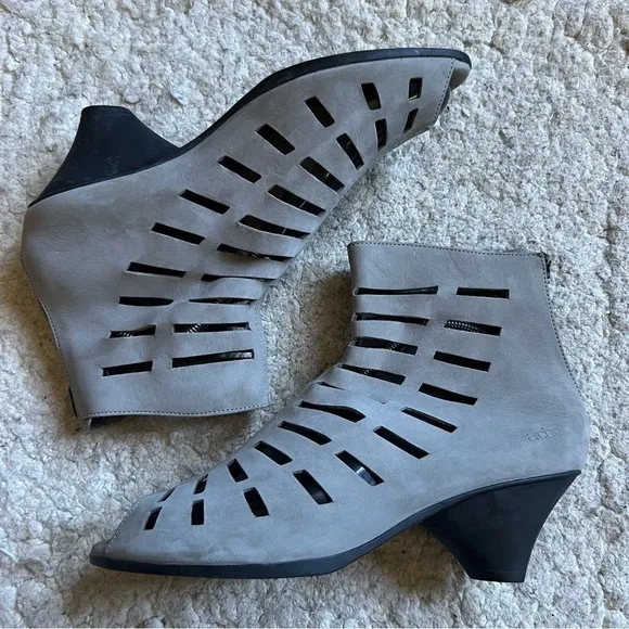 Arche Women Soft Gray Suede Lazer Cut Back Zipper Closure Peep Toe Kitten Heels