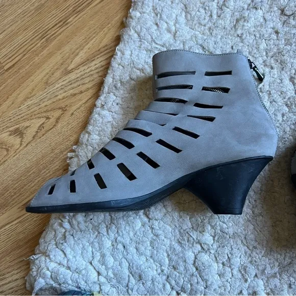 Arche Women Soft Gray Suede Lazer Cut Back Zipper Closure Peep Toe Kitten Heels