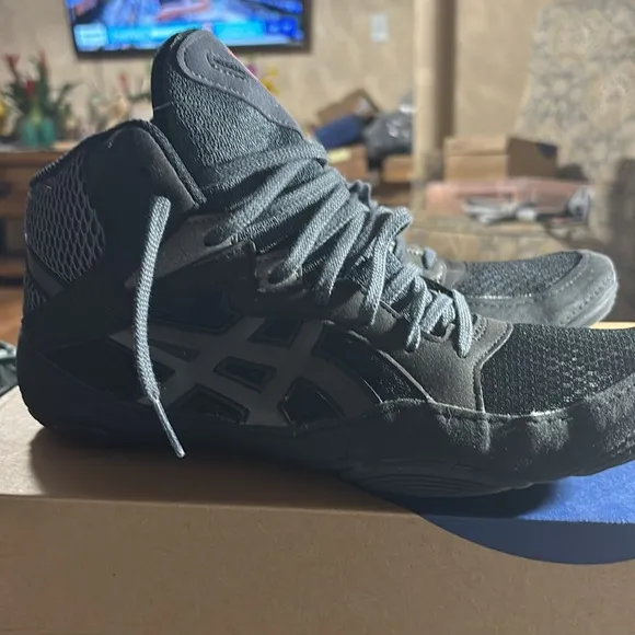 ASICS Men's Black and Gray wrestling Athletic Shoes