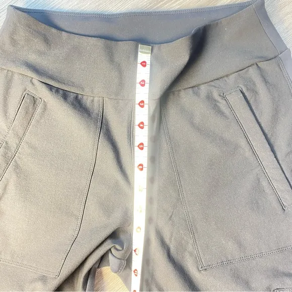 Athleta Headlands Hybrid Cargo Pants Size 8 Black Stretch Utility Leggings