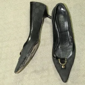 AUTHENTICATED Gucci Women's Size 8M Black Logo Kitten Heels