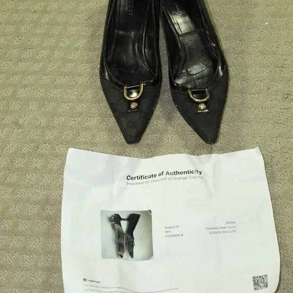 AUTHENTICATED Gucci Women's Size 8M Black Logo Kitten Heels