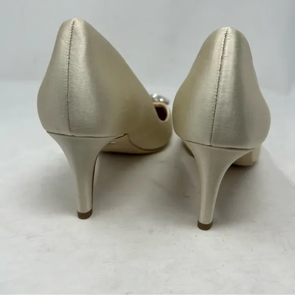 Badgley Mischka Carrie Cream Satin Kitten Heel Pump Heels Size 7.5