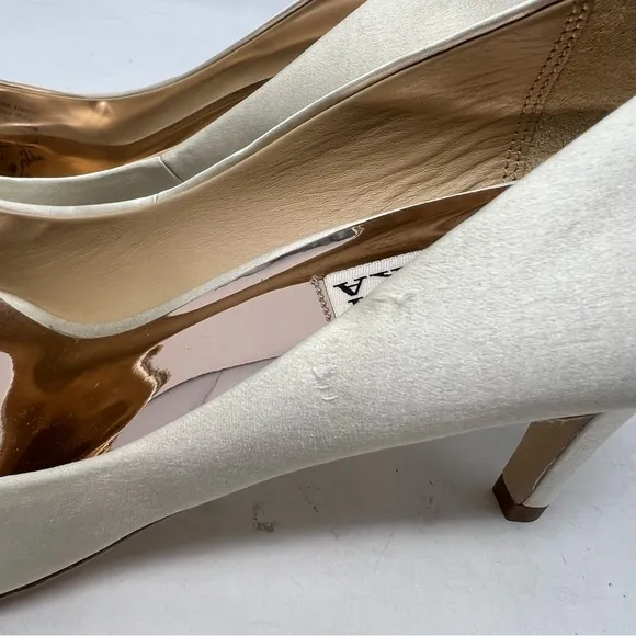 Badgley Mischka Carrie Cream Satin Kitten Heel Pump Heels Size 7.5