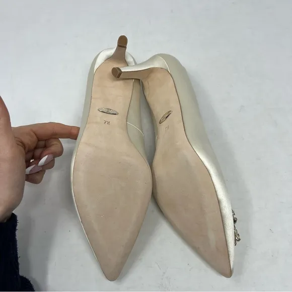 Badgley Mischka Carrie Cream Satin Kitten Heel Pump Heels Size 7.5